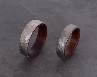 Anello titanio e legno di palissandro, anello a fascia, anello battuto, anello naturale, fede nuziale