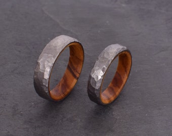 Anillo titanio efecto forjado y madera de olivo, anillo banda ancha, alianzas, anillo natural