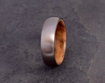 Anillo de titanio y madera de olivo, anillo abombado, exterior satinado, alianza, unisex