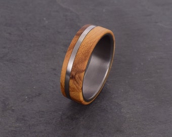 Bague en titane et bois d'olivier, alliance, intérieur et extérieur en satin.