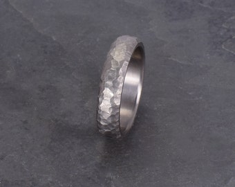 gehamerde titanium ring, trouwring, comfort fit ring, unisex, hypoallergeen