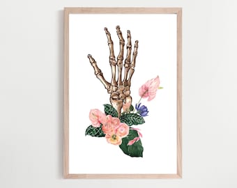 Könnte beinhalten: Eine Aquarell-Illustration eines menschlichen Hand-Skeletts mit rosa und weißen Blumen und grünen Blättern.
