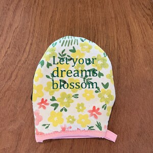 Let Your Dreams Blossom Floral Mini Oven Mitt