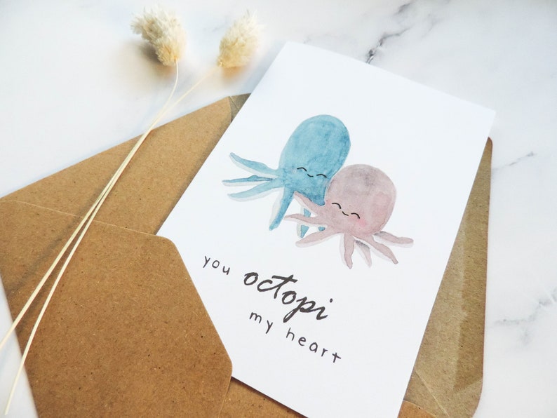 Pode incluir: Uma ilustra&ccedil;&atilde;o em aquarela de dois polvos se abra&ccedil;ando, com o texto "you octopi my heart".