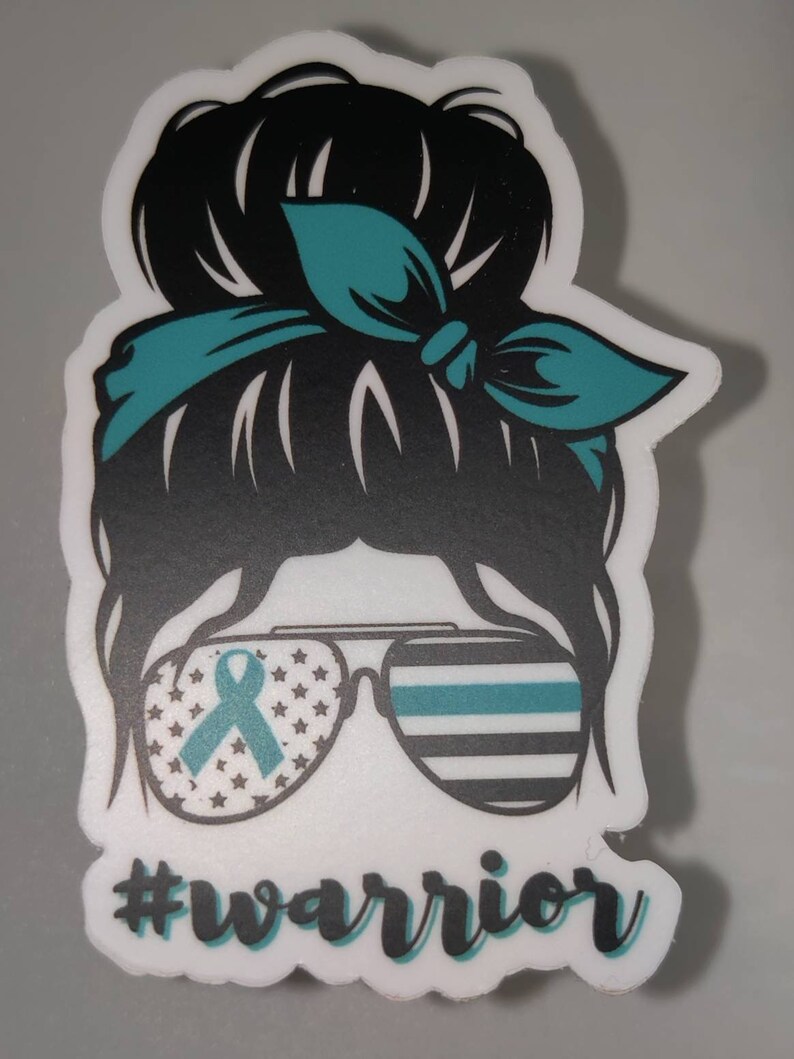 Puede incluir: Una pegatina en blanco y negro con la cara de una mujer, una cinta turquesa y el texto "#warrior". La mujer tiene un mo&ntilde;o desordenado con una cinta turquesa y gafas de sol con una cinta turquesa y un patr&oacute;n de bandera estadounidense.