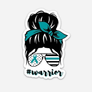 Puede incluir: Una ilustraci&oacute;n en blanco y negro de una mujer con un mo&ntilde;o desordenado, que lleva gafas de sol con una cinta turquesa y un lazo turquesa. El texto #warrior est&aacute; debajo de la imagen.