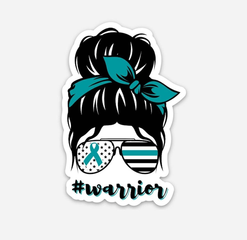 Puede incluir: Una ilustraci&oacute;n en blanco y negro de una mujer con un mo&ntilde;o desordenado, que lleva gafas de sol con una cinta turquesa y un lazo turquesa. El texto #warrior est&aacute; debajo de la imagen.