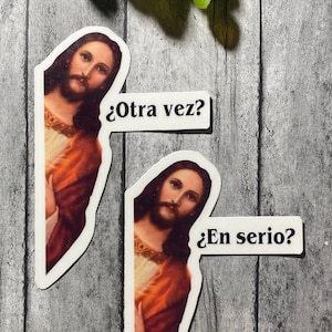 Op de afbeelding: Twee stickers met een portret van Jezus met de tekst "¿Otra vez?" en "¿En serio?" in het Spaans.