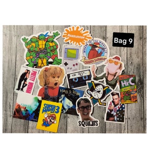 Puede incluir: Una colecci&oacute;n de pegatinas con tem&aacute;tica de los 90 con personajes de las Tortugas Ninja, Carmen Sandiego y Mary J. Blige. Tambi&eacute;n hay pegatinas con una cinta de casete, un cartucho de juego, un pato y una lata de Hi-C.