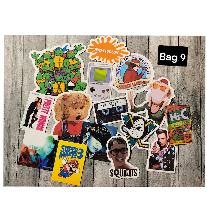 Puede incluir: Una colecci&oacute;n de pegatinas con tem&aacute;tica de los 90 con personajes de las Tortugas Ninja, Carmen Sandiego y Mary J. Blige. Tambi&eacute;n hay pegatinas con una cinta de casete, un cartucho de juego, un pato y una lata de Hi-C.