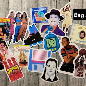 Puede incluir: Una colecci&oacute;n de 12 pegatinas con varios iconos y temas de la cultura pop, incluyendo Pulp Fiction, No Doubt, Dr. Dre, The Chronic, Sabrina, la bruja adolescente, y un disquete de computadora vintage. Las pegatinas est&aacute;n impresas en papel blanco con colores vibrantes y contornos en negrita.