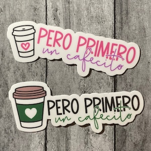 Op de afbeelding: Twee stickers met een koffiebeker en de tekst "PERO PRIMERO un cafecito" in roze en groen. De tekst is in het Spaans en betekent "Maar eerst koffie."