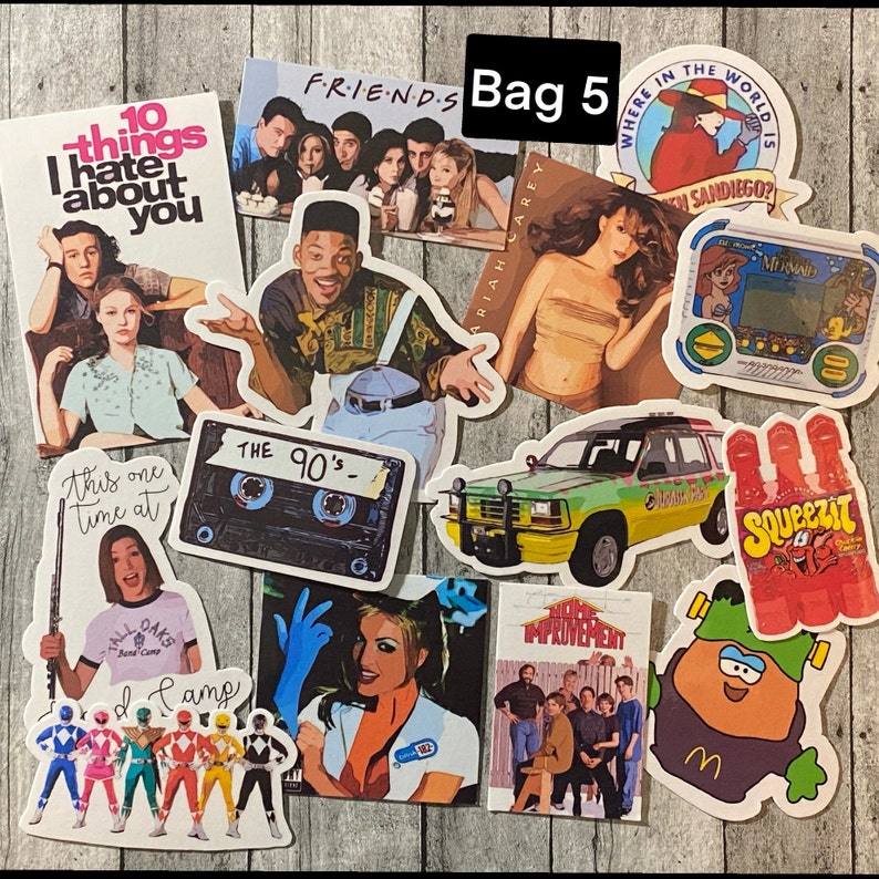 Puede incluir: Una colecci&oacute;n de 12 pegatinas vintage con populares programas de televisi&oacute;n de los 90 y referencias de la cultura pop. Las pegatinas incluyen im&aacute;genes del elenco de Friends, el programa de televisi&oacute;n de los 90 "Home Improvement", el programa de televisi&oacute;n de los 90 "10 Things I Hate About You", el programa de televisi&oacute;n de los 90 "This One Time at Band Camp", el programa de televisi&oacute;n de los 90 "Where in the World is Carmen Sandiego?", el programa de televisi&oacute;n de los 90 "The 90s", el programa de televisi&oacute;n de los 90 "Squeezit", y el programa de televisi&oacute;n de los 90 "Power Rangers".