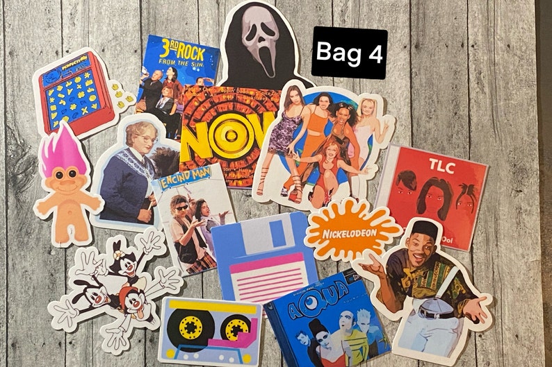 Puede incluir: Una colecci&oacute;n de 12 pegatinas con varios iconos de la cultura pop de los 90, incluyendo un logotipo de Nickelodeon, una cinta de casete, un disquete, una portada de CD de "Now That's What I Call Music!", una portada de CD de "3rd Rock from the Sun", una portada de CD de "TLC", una portada de CD de "Aqua", una portada de CD de "Encino Man", una m&aacute;scara de "Ghostface", una mu&ntilde;eca troll, un perro de dibujos animados y un personaje de "El Pr&iacute;ncipe Fresco de Bel-Air". Las pegatinas est&aacute;n sobre un fondo de madera y el texto "Bag 4" es visible en la esquina superior derecha.