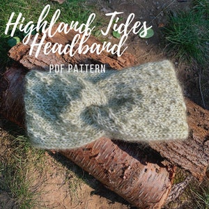 Pode incluir: Uma faixa de cabeça de malha verde e branca com um nó no centro. A faixa de cabeça está em um tronco de madeira e o texto "Highland Tides Headband PDF PATTERN" está acima.