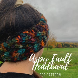 Puede incluir: Primer plano de una diadema de punto grueso y colorido. La diadema presenta una mezcla de hilo turquesa, naranja, morado y marrón. El texto "Aspy Fault Headband" y "PDF PATTERN" está escrito en blanco.