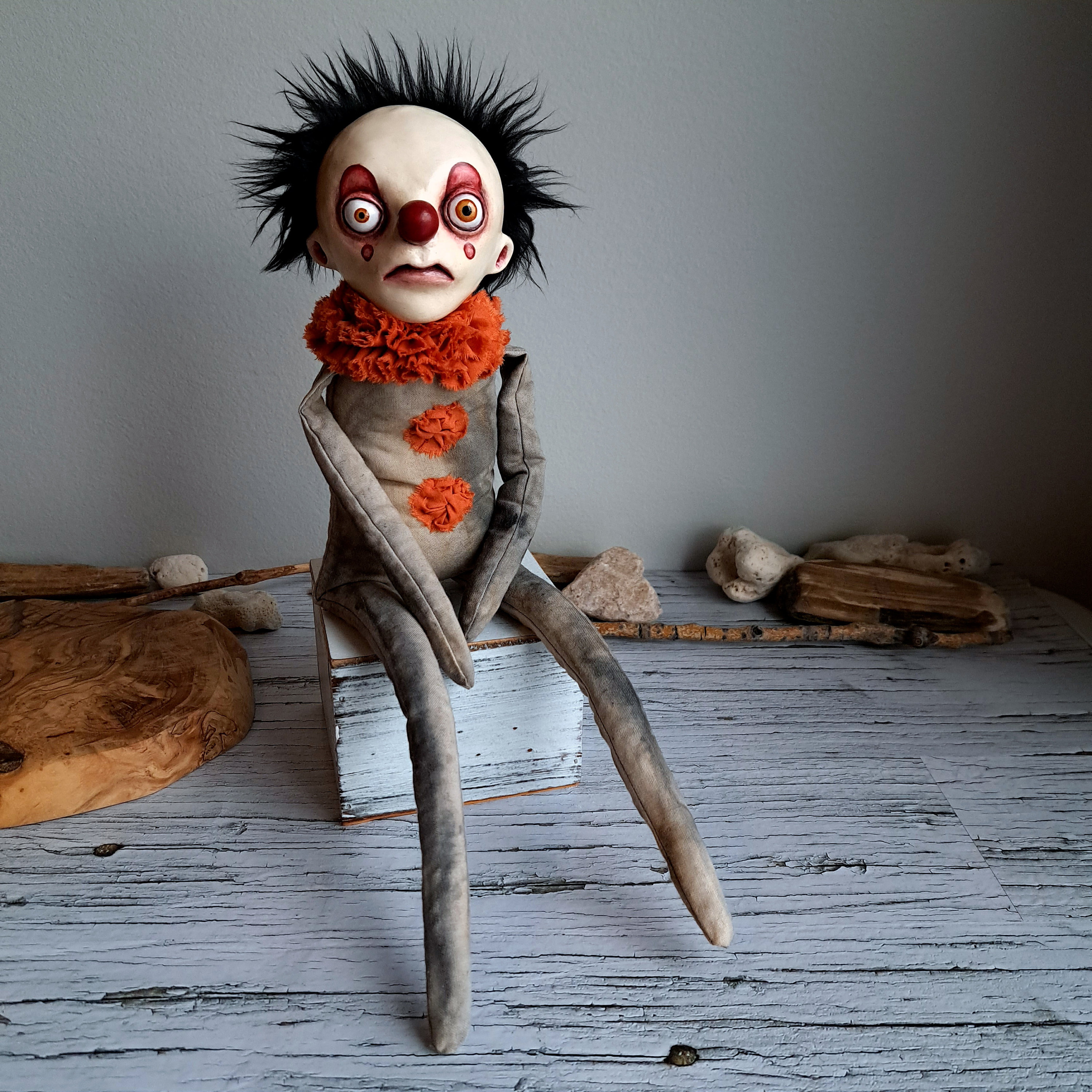 不気味なピエロ人形、ハロウィーンの室内装飾、オークの手作りアート  