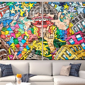 Puede incluir: Una impresi&oacute;n de arte de pared de estilo graffiti abstracto y colorido que presenta una cara de dibujos animados con una boca grande y dientes. El fondo est&aacute; lleno de formas geom&eacute;tricas, estrellas y edificios.