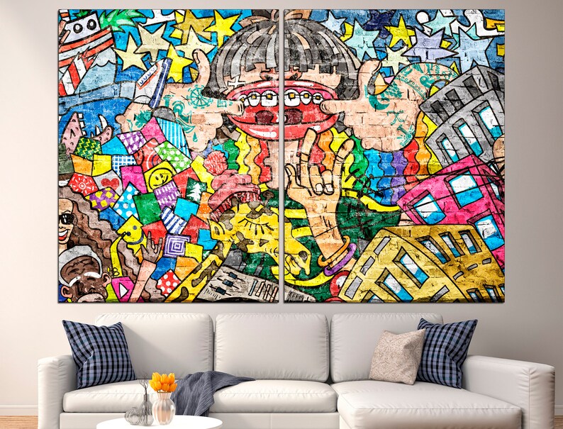 Puede incluir: Una impresi&oacute;n de arte de pared de estilo graffiti abstracto y colorido que presenta una cara de dibujos animados con una boca grande y dientes. El fondo est&aacute; lleno de formas geom&eacute;tricas, estrellas y edificios.