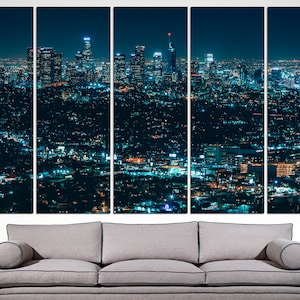 Puede incluir: Una vista panor&aacute;mica del horizonte de una ciudad por la noche. La ciudad est&aacute; iluminada con luces parpadeantes y los edificios se recortan contra el cielo oscuro.