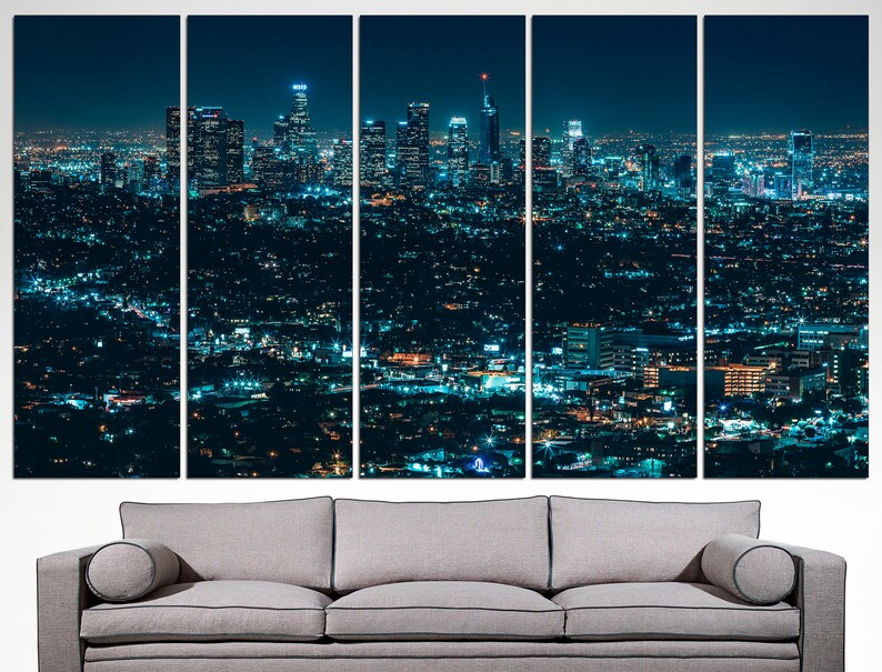 Puede incluir: Una vista panor&aacute;mica del horizonte de una ciudad por la noche. La ciudad est&aacute; iluminada con luces parpadeantes y los edificios se recortan contra el cielo oscuro.