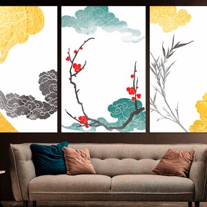 Pu&ograve; includere: Tre stampe incorniciate con un design di ispirazione giapponese. Le stampe presentano nuvole stilizzate, rami con fiori rossi e steli di bamb&ugrave; in bianco e nero su uno sfondo bianco.