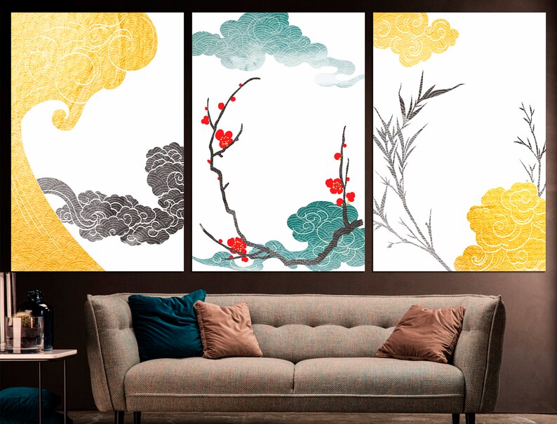 Pu&ograve; includere: Tre stampe incorniciate con un design di ispirazione giapponese. Le stampe presentano nuvole stilizzate, rami con fiori rossi e steli di bamb&ugrave; in bianco e nero su uno sfondo bianco.