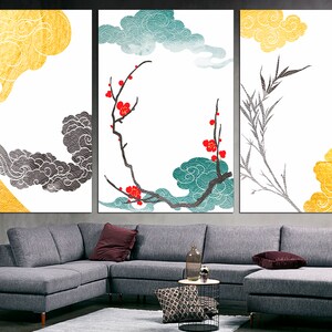 Pu&ograve; includere: Tre stampe su tela incorniciate con un design di ispirazione giapponese. Le stampe presentano nuvole stilizzate, un ramo con fiori rossi e steli di bamb&ugrave; in bianco e nero su uno sfondo bianco.