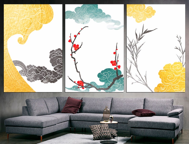 Pu&ograve; includere: Tre stampe su tela incorniciate con un design di ispirazione giapponese. Le stampe presentano nuvole stilizzate, un ramo con fiori rossi e steli di bamb&ugrave; in bianco e nero su uno sfondo bianco.