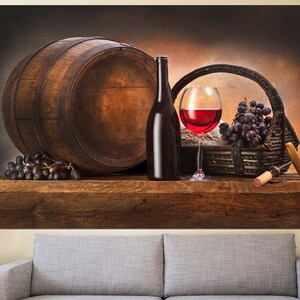 Puede incluir: Un bodeg&oacute;n con un barril de vino de madera, una botella de vino tinto, una copa de vino tinto, una cesta de uvas y un sacacorchos sobre una mesa de madera.