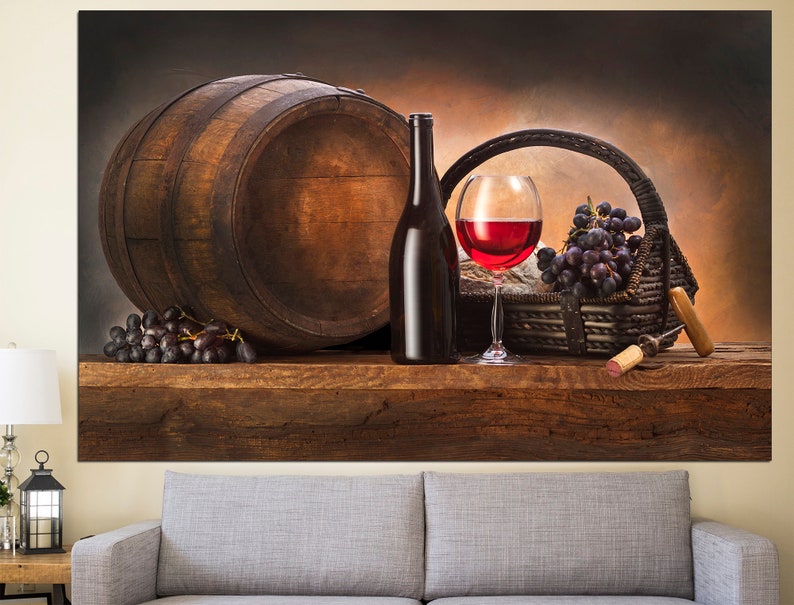 Puede incluir: Un bodeg&oacute;n con un barril de vino de madera, una botella de vino tinto, una copa de vino tinto, una cesta de uvas y un sacacorchos sobre una mesa de madera.