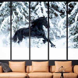 Op de afbeelding: Een zwart Fries paard rent door een besneeuwd bos. De manen en staart van het paard wapperen in de wind terwijl het door de bomen galoppeert. De sneeuw valt zachtjes en cre&euml;ert een magisch winters tafereel.