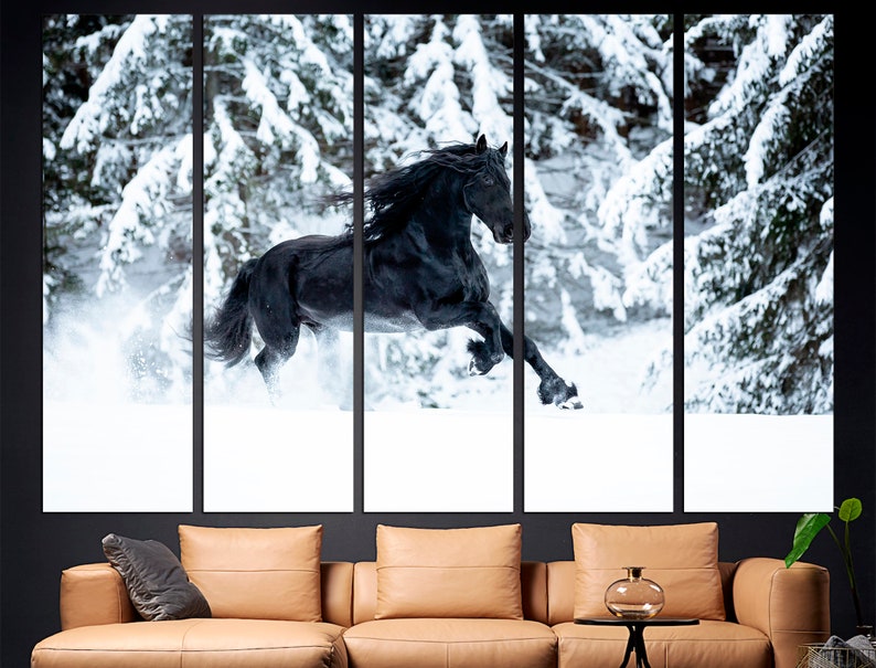 Op de afbeelding: Een zwart Fries paard rent door een besneeuwd bos. De manen en staart van het paard wapperen in de wind terwijl het door de bomen galoppeert. De sneeuw valt zachtjes en cre&euml;ert een magisch winters tafereel.