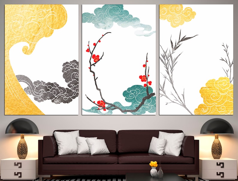 Pu&ograve; includere: Set di tre pezzi di arte da parete in tela con un design di ispirazione giapponese con nuvole dorate, nere e turchesi, un ramo di fiori rossi in fiore e steli di bamb&ugrave; su uno sfondo bianco.