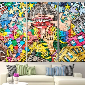 Puede incluir: Una obra de arte de pared colorida de varios paneles que presenta un personaje de dibujos animados con una boca grande y dientes, rodeado de una variedad de formas y patrones abstractos. La obra de arte est&aacute; sobre un fondo de pared de ladrillo.