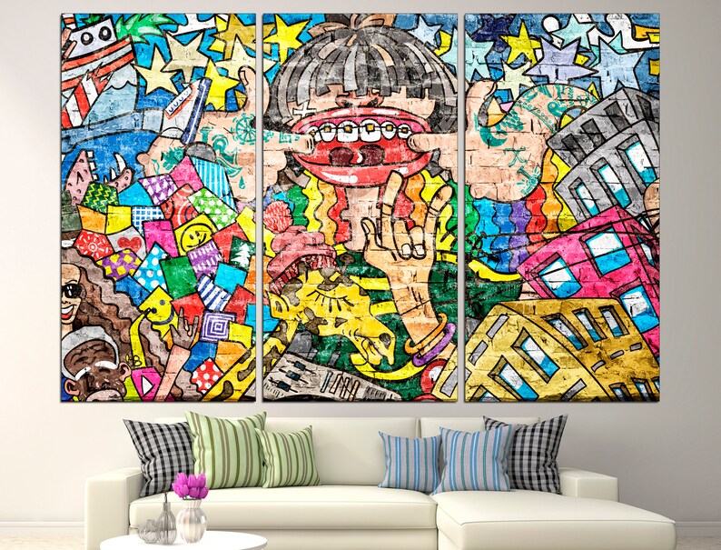 Puede incluir: Una obra de arte de pared colorida de varios paneles que presenta un personaje de dibujos animados con una boca grande y dientes, rodeado de una variedad de formas y patrones abstractos. La obra de arte est&aacute; sobre un fondo de pared de ladrillo.