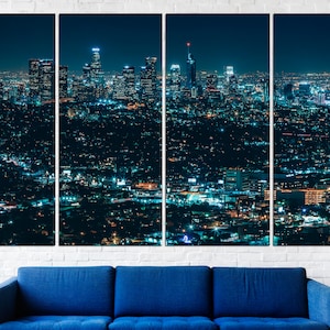 Puede incluir: Una vista panor&aacute;mica de un horizonte de ciudad por la noche. La ciudad est&aacute; iluminada con luces parpadeantes, creando una escena hermosa y vibrante. Los edificios son altos y modernos, y el paisaje urbano se extiende sobre una gran &aacute;rea.
