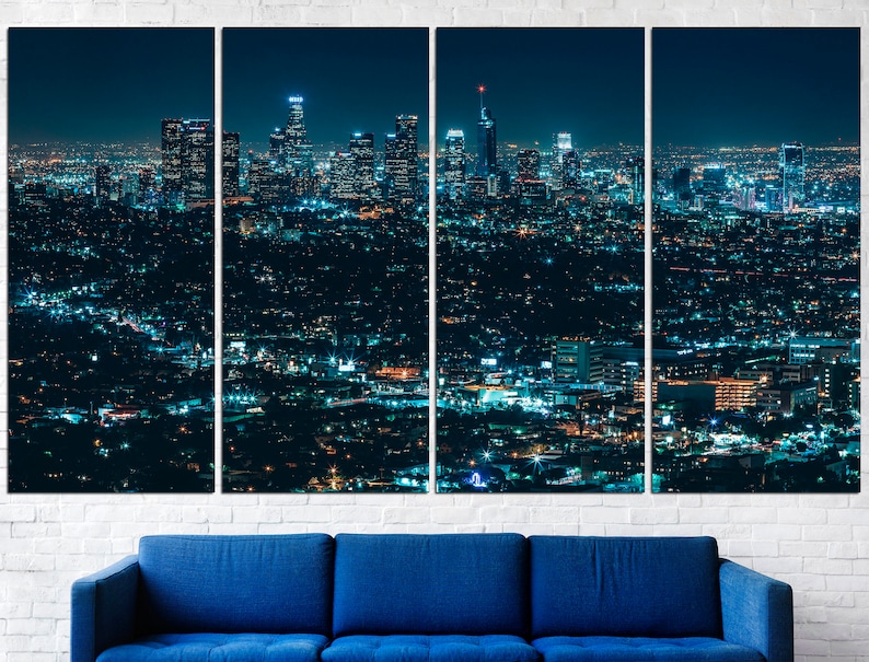 Puede incluir: Una vista panor&aacute;mica de un horizonte de ciudad por la noche. La ciudad est&aacute; iluminada con luces parpadeantes, creando una escena hermosa y vibrante. Los edificios son altos y modernos, y el paisaje urbano se extiende sobre una gran &aacute;rea.