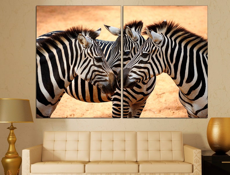 Pode incluir: Tr&ecirc;s zebras est&atilde;o juntas em uma &aacute;rea arenosa. As zebras est&atilde;o olhando para a c&acirc;mera e suas cabe&ccedil;as se tocam. As zebras t&ecirc;m listras pretas e brancas.