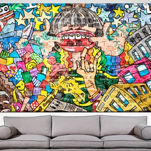 Puede incluir: Un mural de estilo graffiti colorido con un personaje de dibujos animados con una boca grande y dientes, rodeado de formas geom&eacute;tricas, estrellas y edificios. El mural est&aacute; pintado en colores brillantes, incluyendo rojo, amarillo, azul, verde y morado.