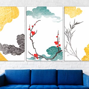 Pu&ograve; includere: Tre stampe d'arte astratta con sfondo bianco e nuvole dorate, nere e turchesi. La stampa centrale presenta un ramo stilizzato con fiori rossi.