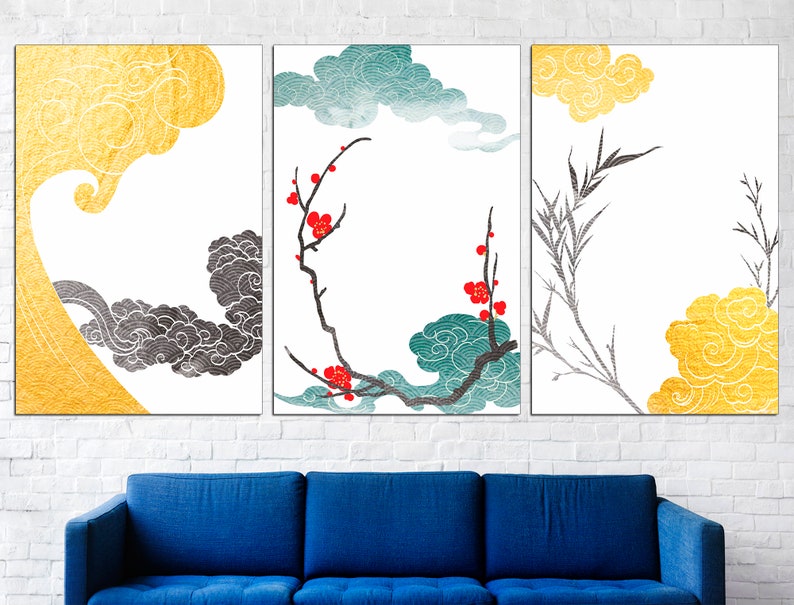 Pu&ograve; includere: Tre stampe d'arte astratta con sfondo bianco e nuvole dorate, nere e turchesi. La stampa centrale presenta un ramo stilizzato con fiori rossi.
