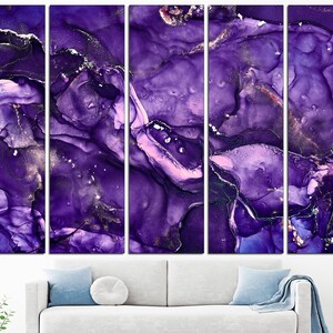 Puede incluir: Impresi&oacute;n de arte abstracto con un dise&ntilde;o de m&aacute;rmol morado y dorado. La impresi&oacute;n se divide en cinco paneles, cada uno con un patr&oacute;n de remolino &uacute;nico.