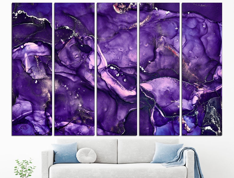 Puede incluir: Impresi&oacute;n de arte abstracto con un dise&ntilde;o de m&aacute;rmol morado y dorado. La impresi&oacute;n se divide en cinco paneles, cada uno con un patr&oacute;n de remolino &uacute;nico.