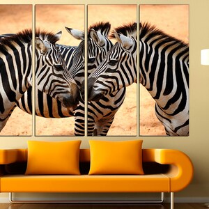 Pode incluir: Tr&ecirc;s zebras est&atilde;o juntas em uma &aacute;rea arenosa. As zebras s&atilde;o pretas e brancas com listras. As zebras est&atilde;o olhando para a c&acirc;mera.