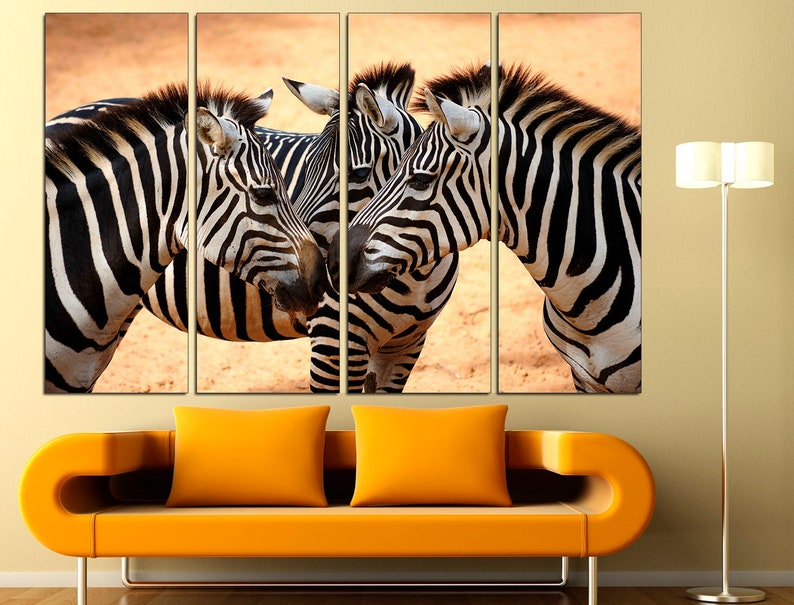 Pode incluir: Tr&ecirc;s zebras est&atilde;o juntas em uma &aacute;rea arenosa. As zebras s&atilde;o pretas e brancas com listras. As zebras est&atilde;o olhando para a c&acirc;mera.