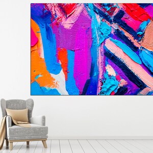 K&ouml;nnte beinhalten: Abstraktes Gem&auml;lde mit kr&auml;ftigen Strichen in Blau, Rosa, Orange und Lila.