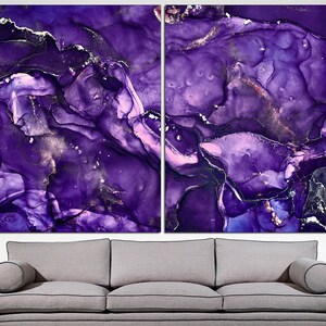 Puede incluir: Impresi&oacute;n de arte abstracto con un dise&ntilde;o de m&aacute;rmol morado y dorado. La impresi&oacute;n se divide en dos paneles, cada uno con un patr&oacute;n de remolino &uacute;nico.