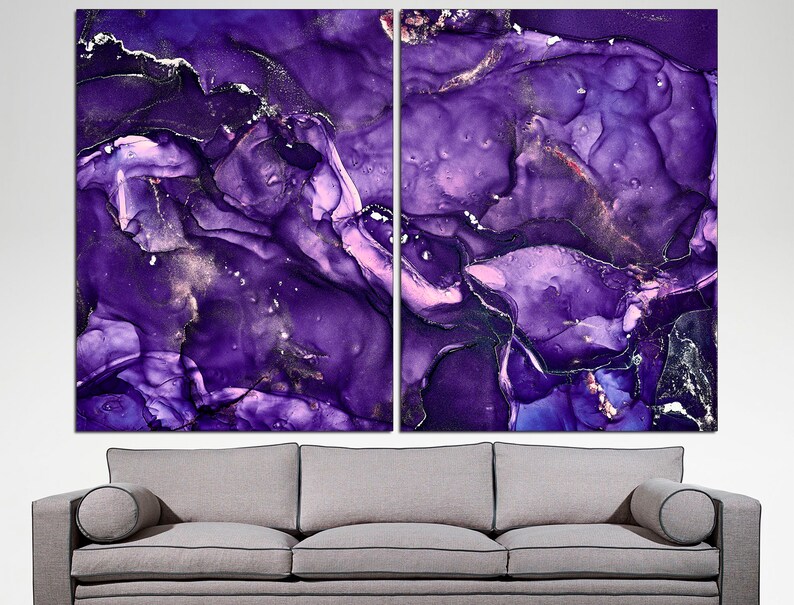 Puede incluir: Impresi&oacute;n de arte abstracto con un dise&ntilde;o de m&aacute;rmol morado y dorado. La impresi&oacute;n se divide en dos paneles, cada uno con un patr&oacute;n de remolino &uacute;nico.