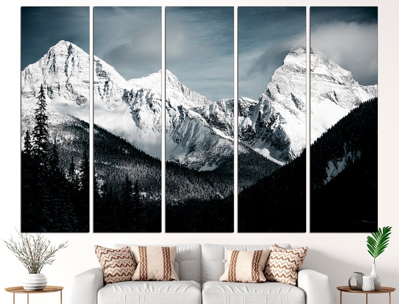 Puede incluir: Una vista panor&aacute;mica de monta&ntilde;as cubiertas de nieve con un bosque oscuro en primer plano. Las monta&ntilde;as est&aacute;n cubiertas de nieve blanca y el cielo es azul claro con algunas nubes.